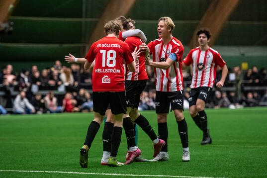 BK Höllviken P16s spelare jublar