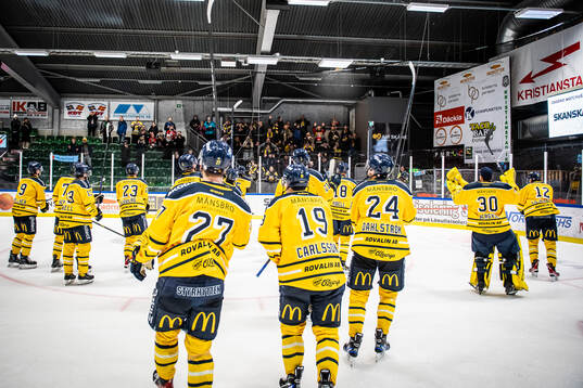 Södertäljes spelare tackar publiken