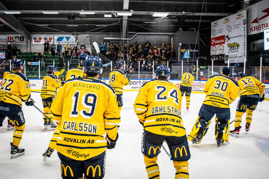Södertäljes spelare tackar publiken