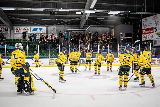 Södertäljes spelare tackar publiken