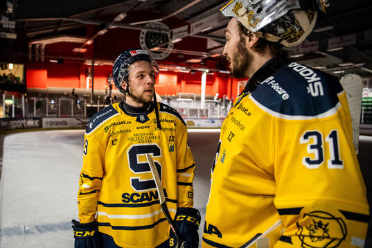 Södertäljes Emil Alba och målvakt Nikita Tolopilo