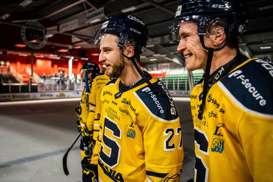 Södertäljes Daniel Norbe och Filiph Engsund jublar