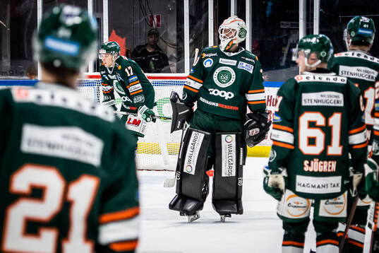 Kristianstads målvakt Filip Larsson och Oskar Hassel deppar