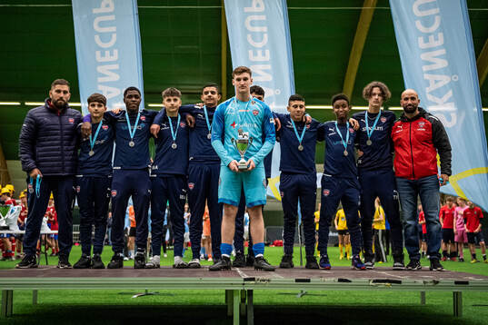 FC Rosengård P15 tar emot pris