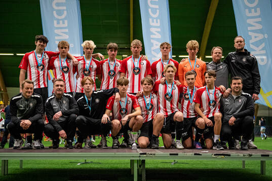 FC Höllviken P16 tar emot pris