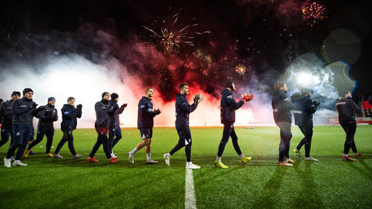 Supportrar bränner bengaler när spelarna gör entré