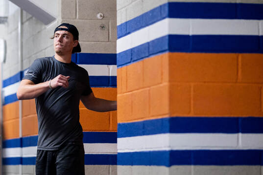 Brynäs Samuel Johannesson värmer upp före