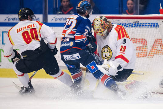 Växjös Tobias Rieder och Brynäs målvakt Anders Lindbäck