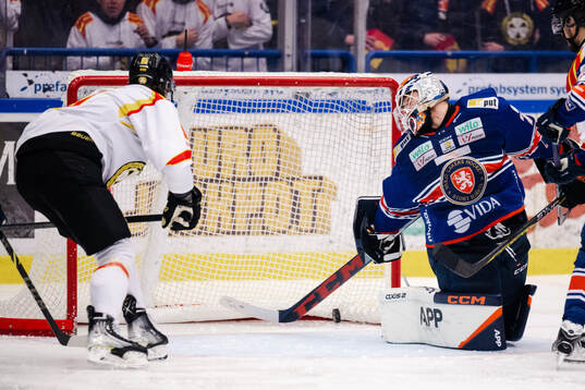 Brynäs Nick Olesen gör 3-3 bakom Växjös målvakt Adam