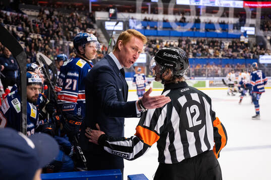 Växjös tränare Jörgen Jönsson och Domare Mikael