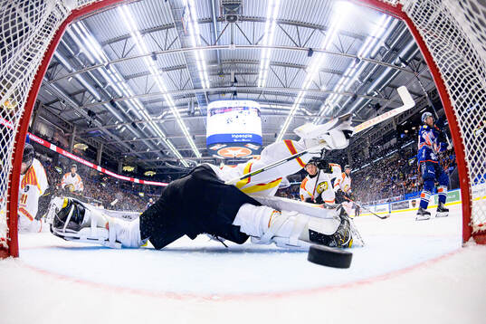 Växjös Robert Rosén gör mål 4-4 bakom Brynäs målvakt