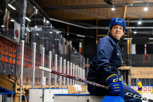 Head coach Andreas Karlsson of Sweden at a practice session