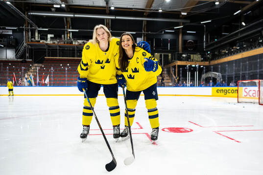 Maja Ålenius and Stella Lindell of Sweden at a practice
