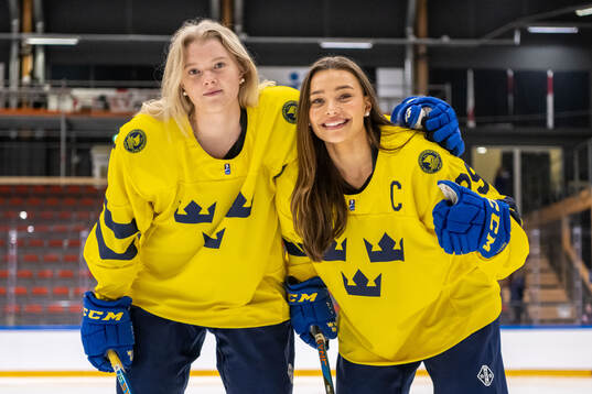 Maja Ålenius and Stella Lindell of Sweden at a practice