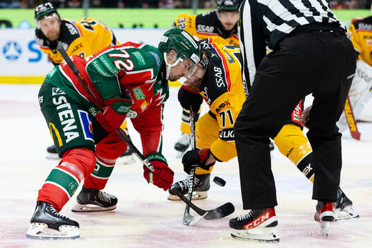 Frölundas Patrik Carlsson tekar mot Luleås Linus Fröberg