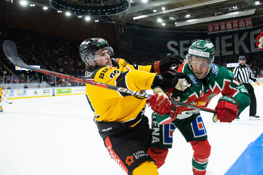 Luleås Oscar Engsund tacklar Frölundas Max Friberg