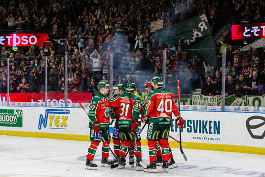 Frölundas Max Friberg jublar med lagkamrater