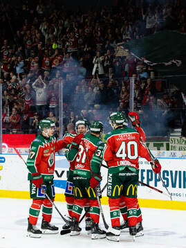 Frölundas Max Friberg jublar med lagkamrater
