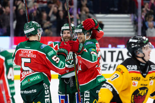 Frölundas Jan Mursak jublar ihop med Nicklas Lasu och