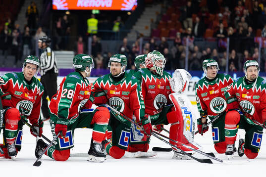 Frölundas spelare sitter ned framför klacken