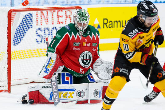 Frölundas målvakt Lars Johansson med en räddning