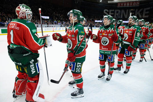 Frölundas målvakt Lars Johansson och Max Friberg jublar