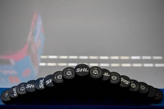 Puckar med Malmö Redhawks och SHL logga