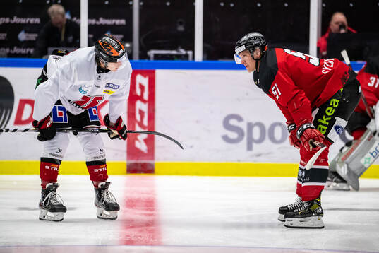 Örebros Radek Muzik och Malmö Redhawks Emil Sylvegård