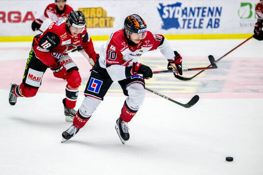 Malmö Redhawks Marcus Sylvegård  och Örebros Rihards