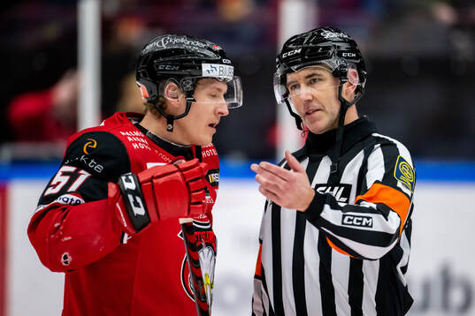 Malmö Redhawks Emil Sylvegård i samspråk med Domare