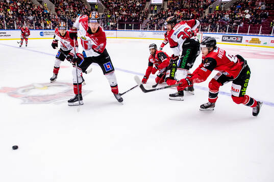 Örebros Christopher Mastomäki och Malmö Redhawks Lukas