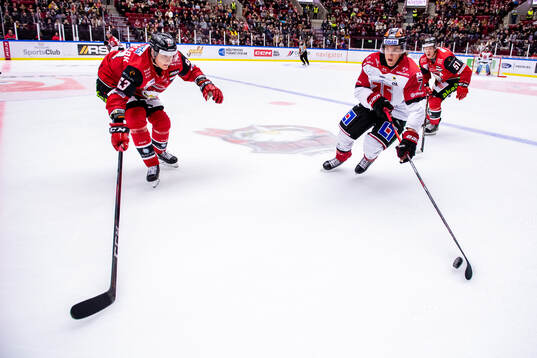 Malmö Redhawks Fredrik Händemark  och Örebros Marcus