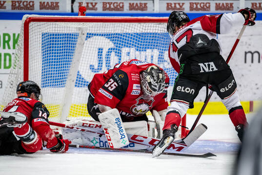 Örebros William Wikman oroar framför Malmö Redhawks