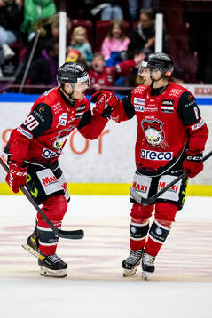 Malmö Redhawks Lance Bouma och Johan Olofsson jublar