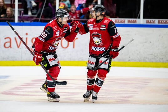 Malmö Redhawks Lance Bouma och Johan Olofsson jublar