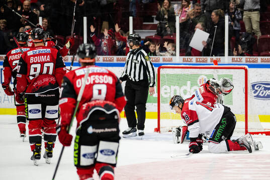 Örebros Rodrigo Abols och målvakt Jhonas Enroth deppar