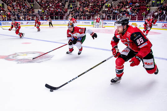 Örebros Oliver Eklind och Malmö Redhawks Carl Persson