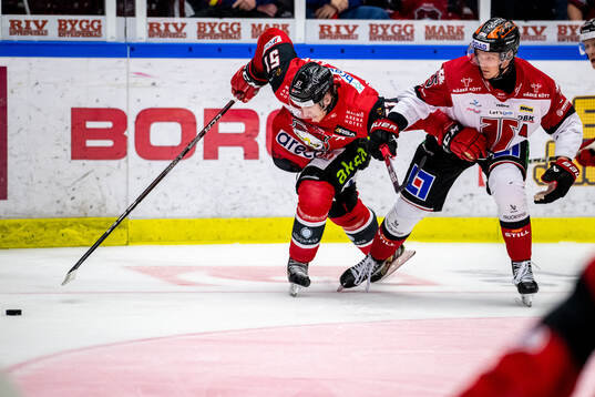 Malmö Redhawks Emil Sylvegård  och Örebros Gustav