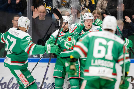 Rögles Oskar Stål-Lyrenäs jublar med Daniel Zaar