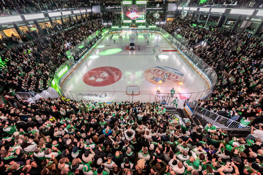 Rögles spelare gör entré på isen i Catena Arena