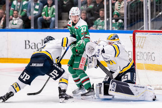 Rögles Linus Sjödin oroar framför HV71s målvakt Jonas