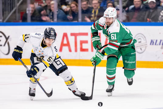 HV71s Andy Miele och Rögles Ludvig Larsson