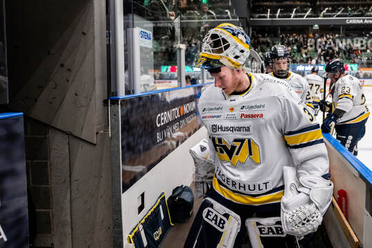 HV71s målvakt Jonas Gunnarsson lämnar isen