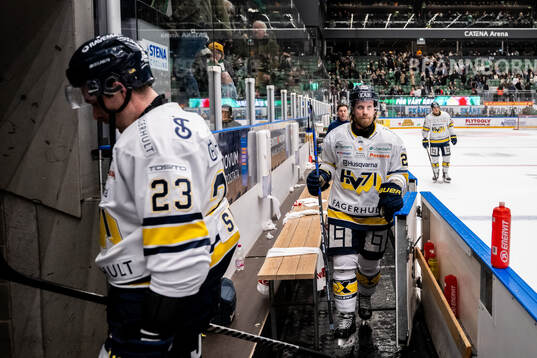 HV71s Mattias Tedenby lämnar isen