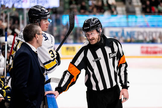 HV71s tränare Tommy Samuelsson i samtal med domare Daniel