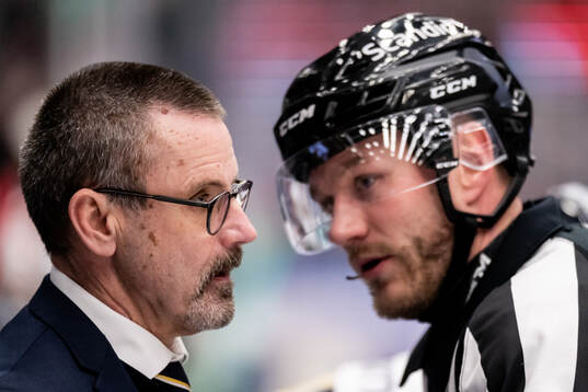 HV71s tränare Tommy Samuelsson i samtal med domare Daniel