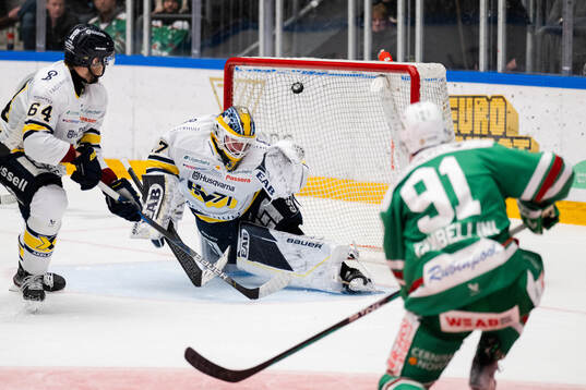 Rögles Adam Tambellini gör 2-0 bakom HV71s målvakt Jonas