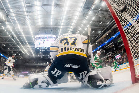 Rögles Oskar Stål-Lyrenäs gör 1-0 bakom HV71s målvakt