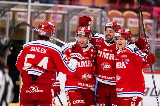 Timrås Jonathan Dahlén jublar med lagkamrater
