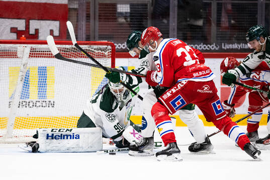 Timrås Albin Lundin framför Färjestads målvakt Matthew